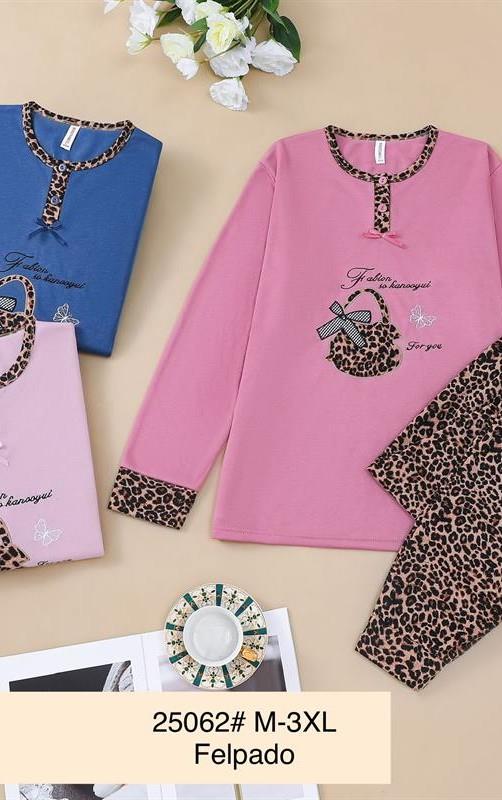 25062 Pijama de mujer afelpado con estampado.